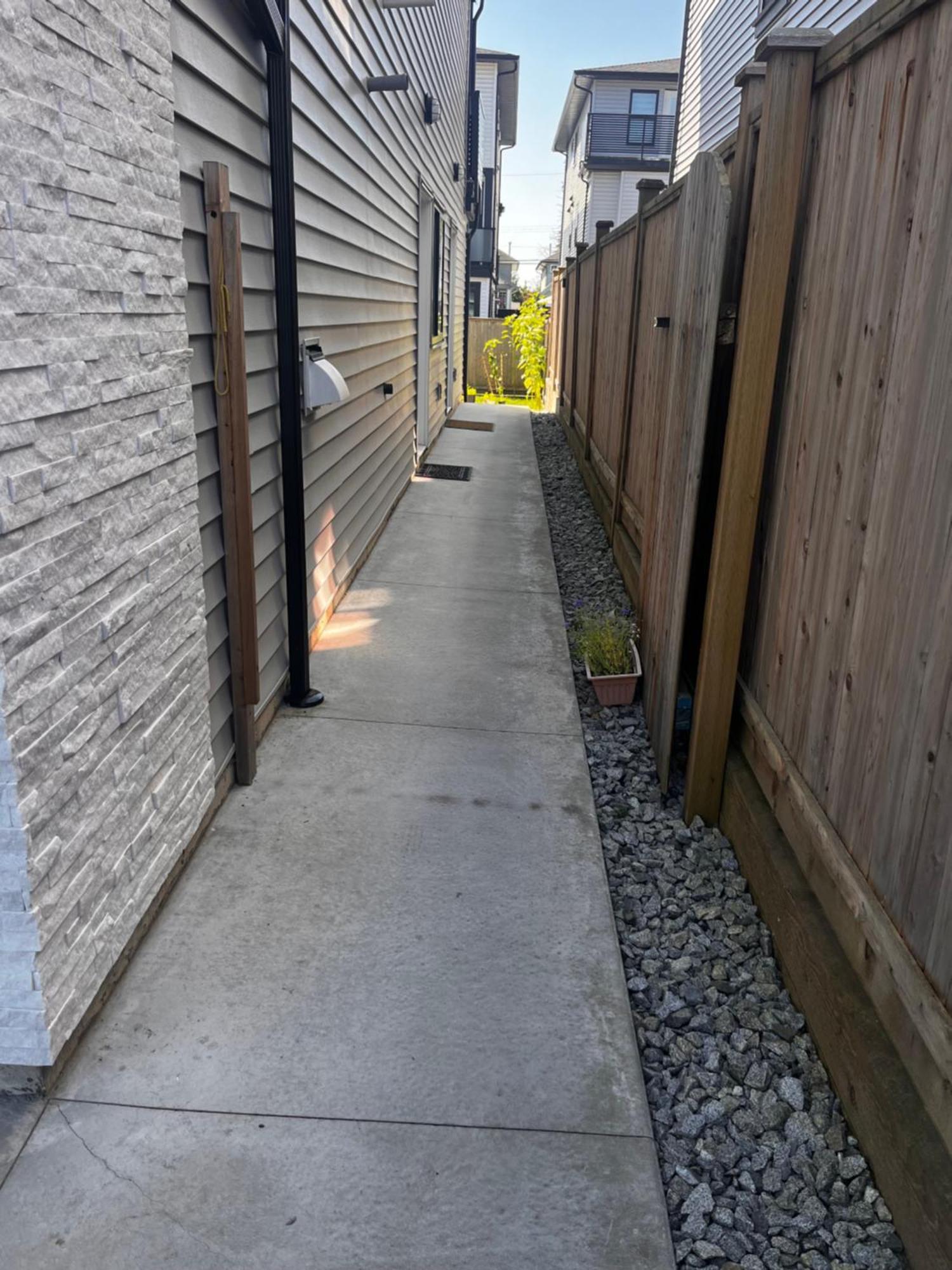 New, Spacious 2 Bedrooms In Downtown With Free Parking! Maple Ridge Exterior photo